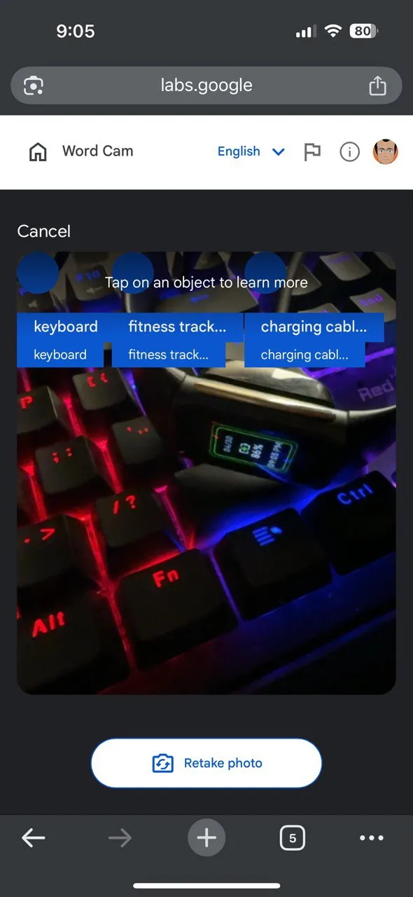 Giao diện Word Cam của Little Language Lessons, hiển thị từ vựng tiếng Anh liên quan đến hình ảnh chiếc ba lô như zipper, strap, pocket