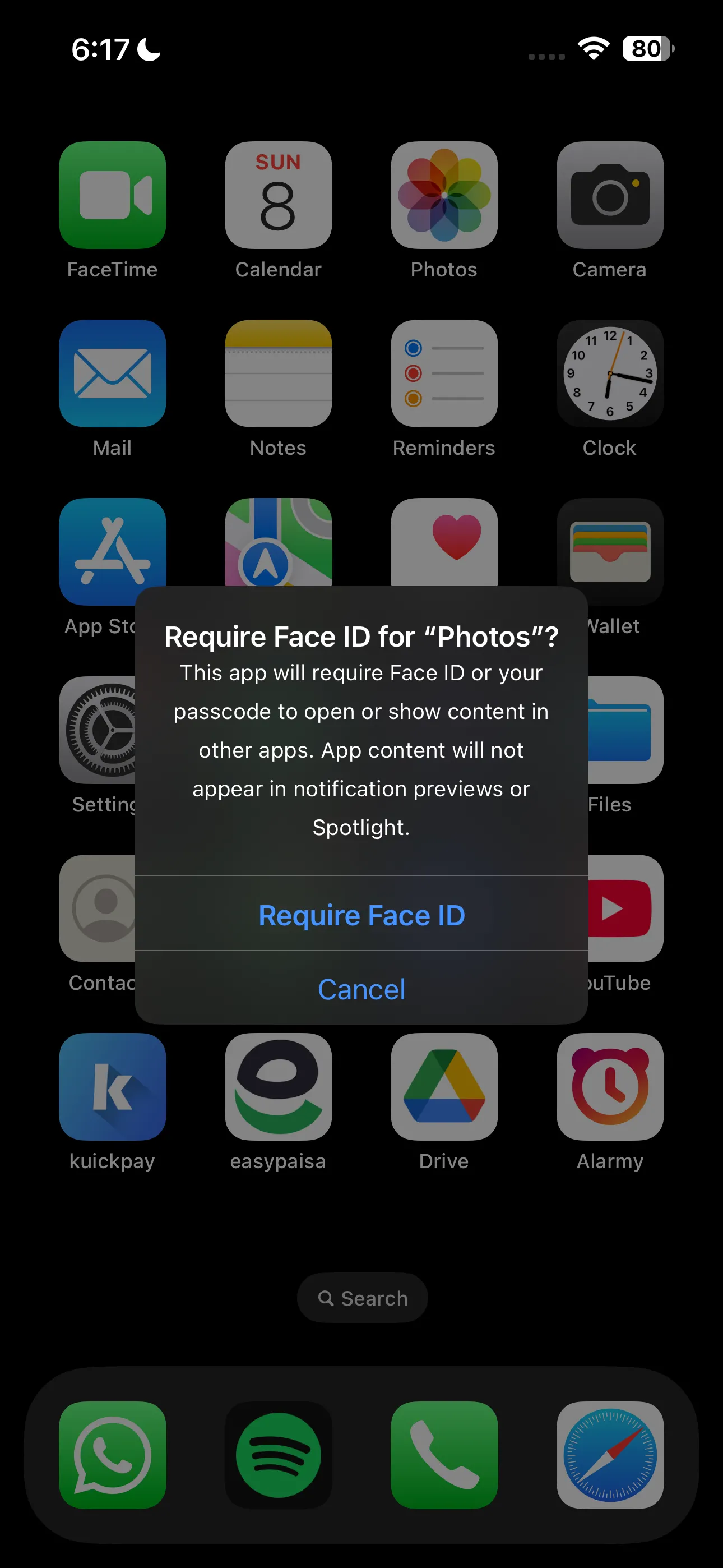 Giao diện xác nhận yêu cầu Face ID cho ứng dụng Ảnh trên iPhone