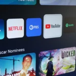 Giao diện YouTube trên TV Samsung với tính năng làm mờ hình thu nhỏ, giúp bảo vệ người xem khỏi nội dung nhạy cảm.