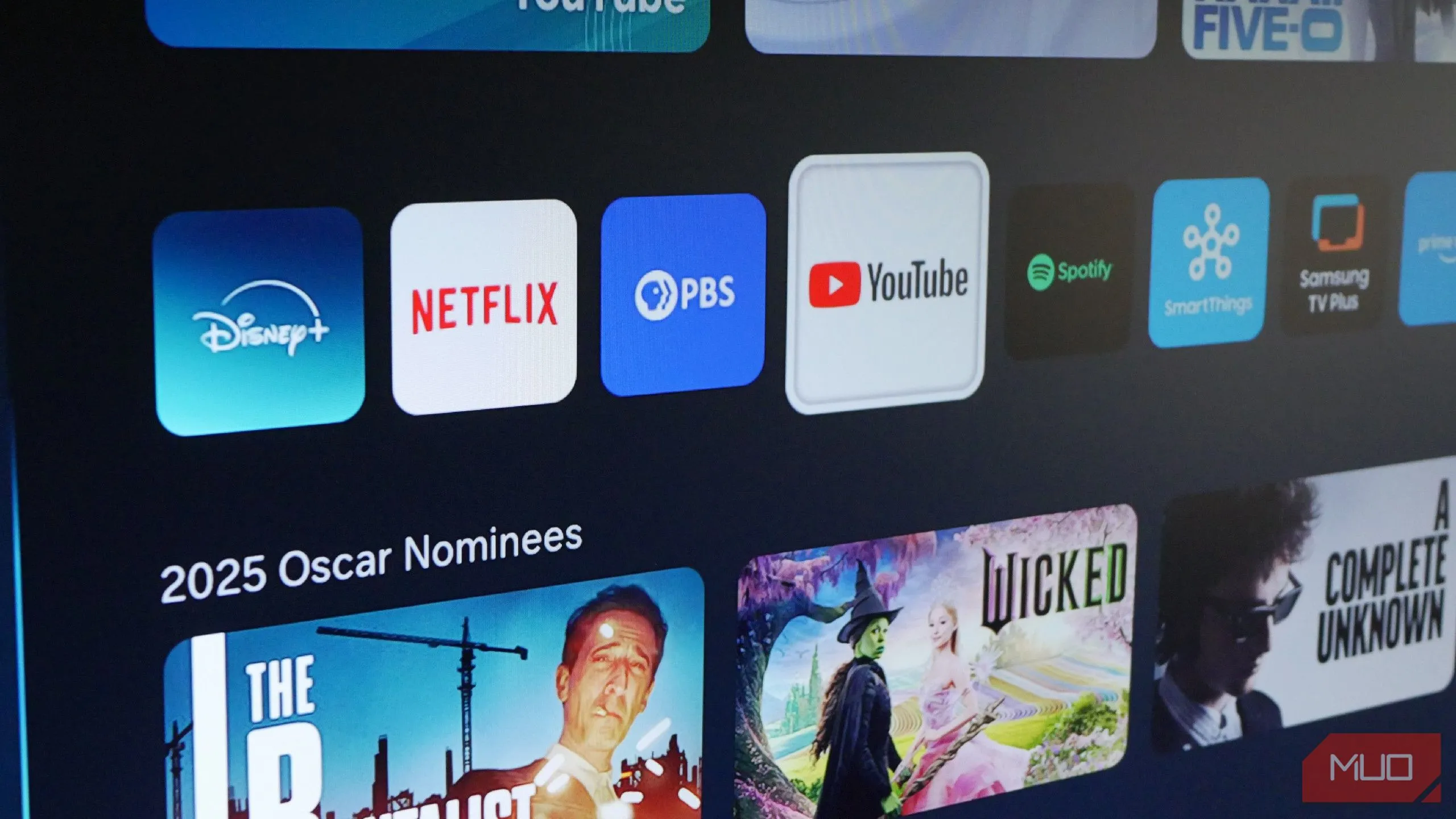 Giao diện YouTube trên TV Samsung với tính năng làm mờ hình thu nhỏ, giúp bảo vệ người xem khỏi nội dung nhạy cảm.