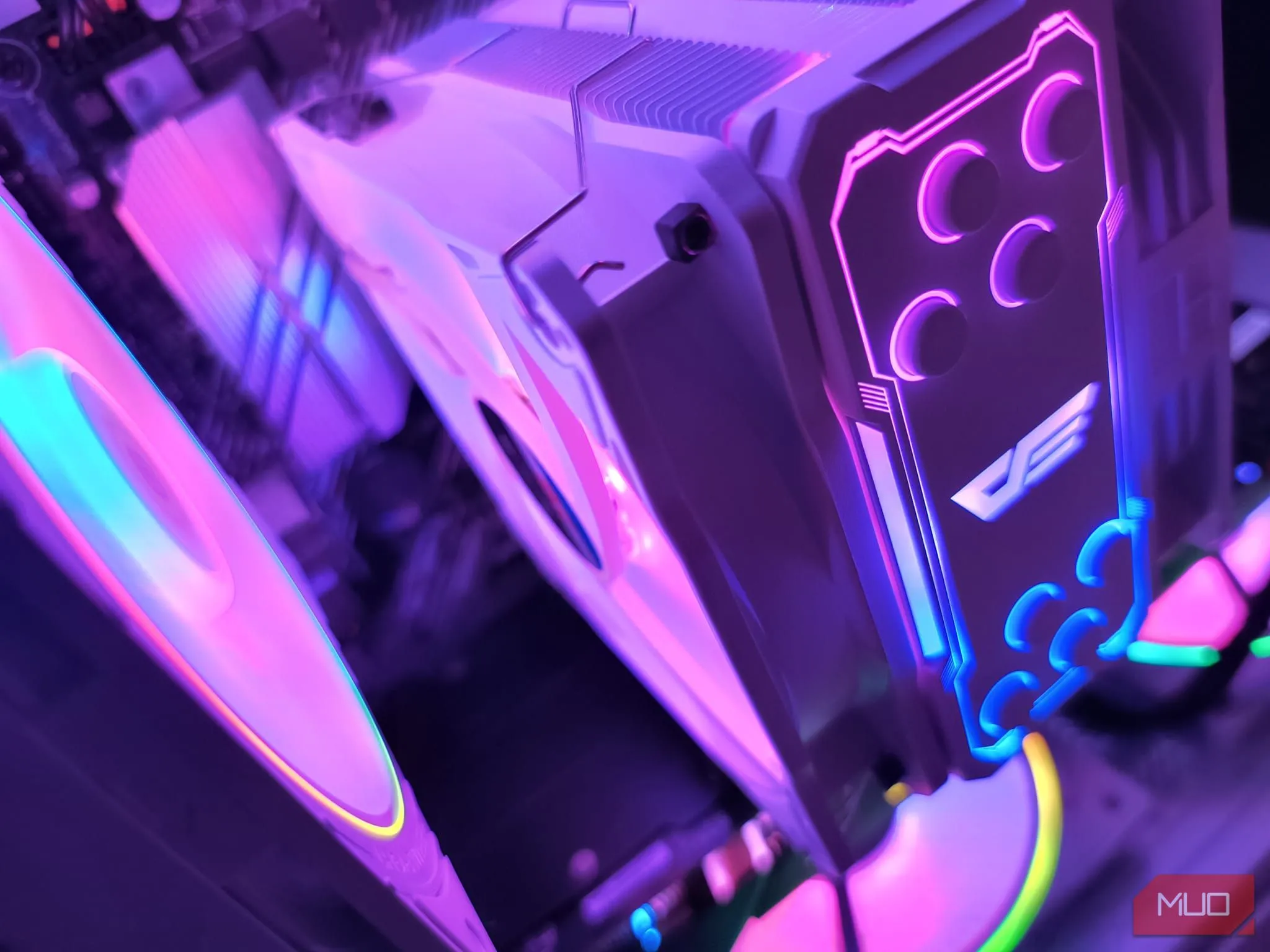 Góc nhìn cận cảnh tản nhiệt CPU DarkFlash Z4 Pro trong không gian hẹp của vỏ case Micro-ATX