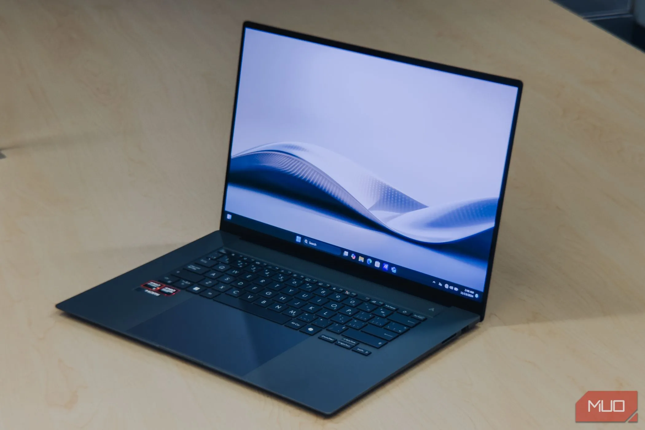 Góc nhìn nghiêng của màn hình ASUS Zenbook S 16 OLED thể hiện độ sắc nét 3.2K
