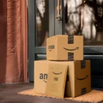 Gói hàng Amazon bị bỏ lại trên thềm nhà, dễ dàng bị trộm cắp nếu không khuất tầm nhìn.