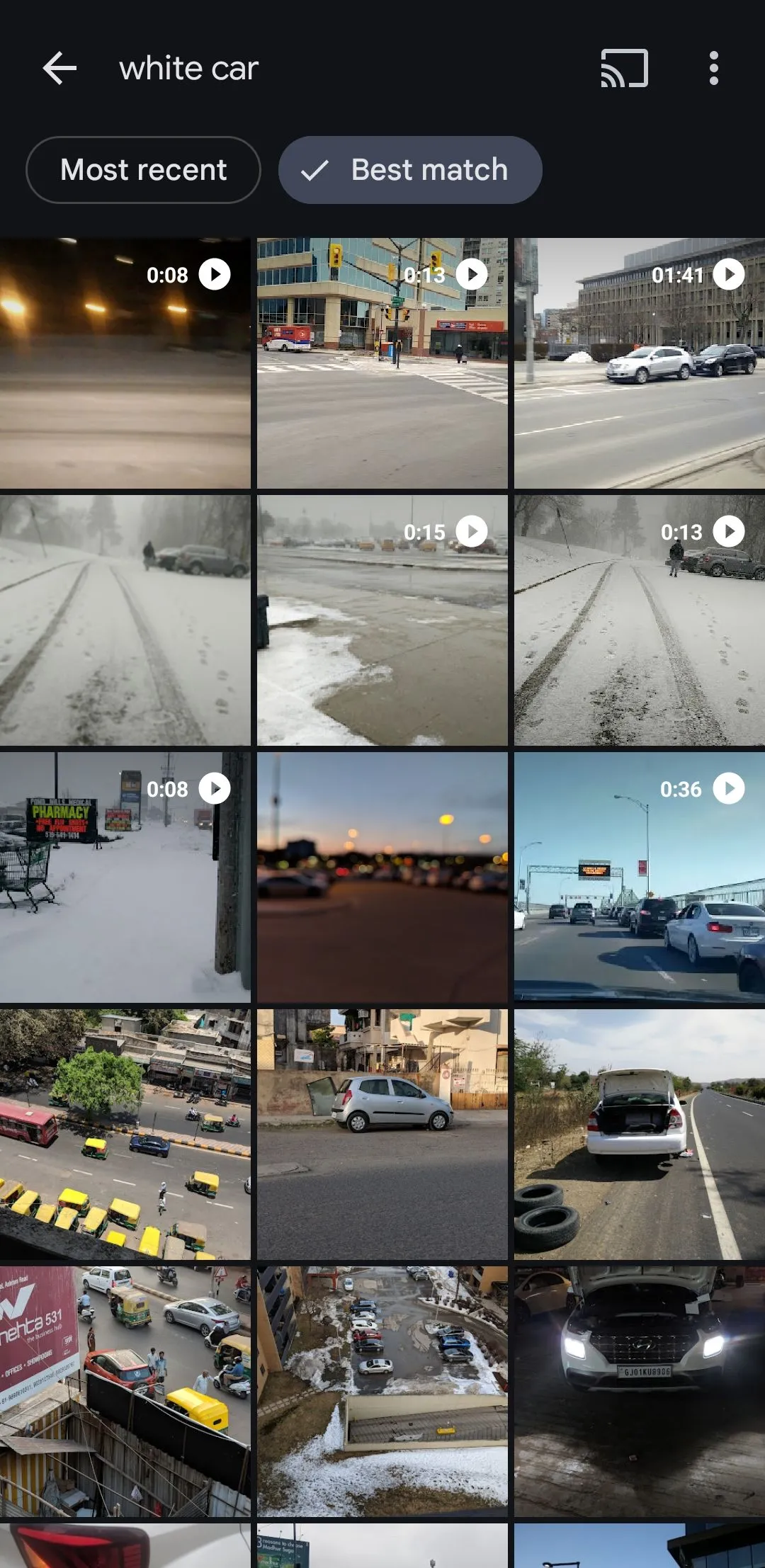 Google Photos hiển thị các ảnh và video có vật thể chính là xe hơi màu trắng dựa trên tìm kiếm màu sắc.