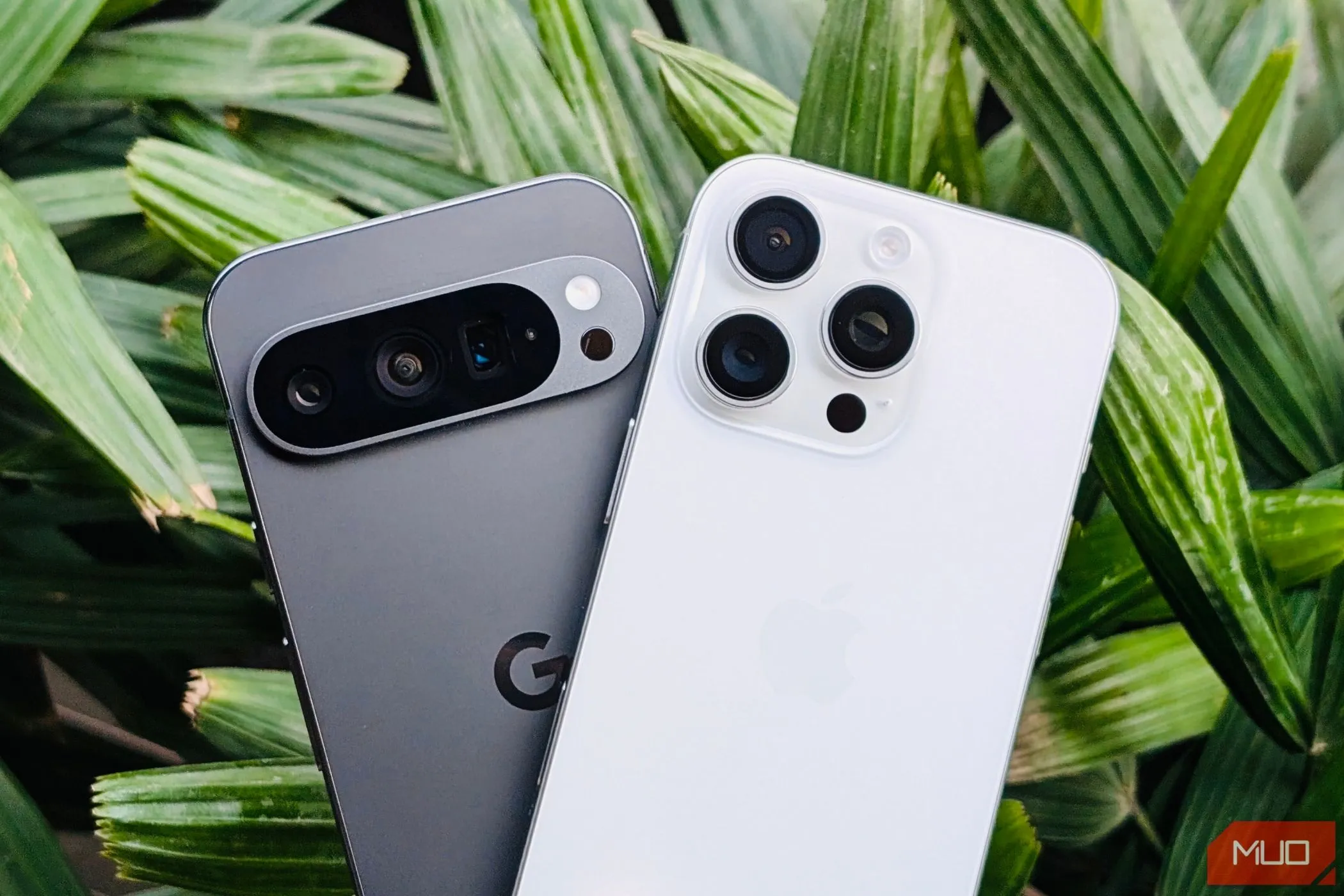 Google Pixel 9 Pro và iPhone 16 Pro đặt cạnh nhau, minh họa sự đa dạng phụ kiện kém hơn của Pixel so với iPhone trên thị trường.
