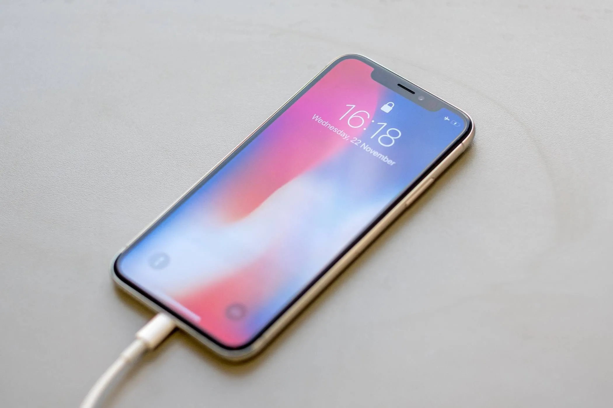 Hai chiếc iPhone được kết nối trực tiếp bằng cáp sạc để truyền dữ liệu nhanh chóng