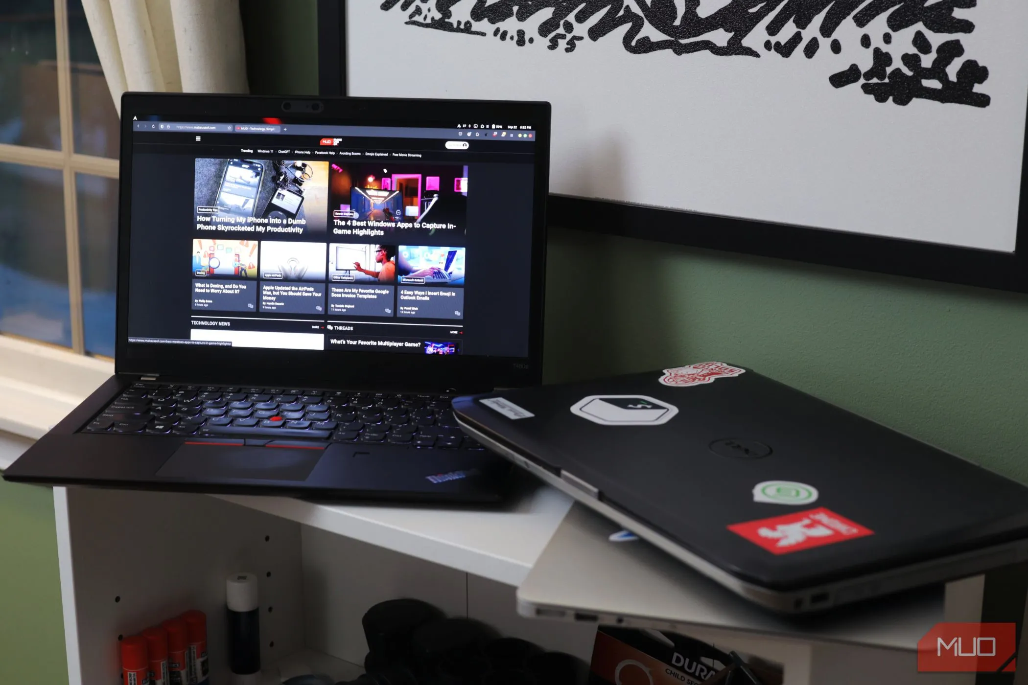 Hai chiếc laptop trên kệ, minh họa rủi ro bảo mật khi chia sẻ thiết bị và trình duyệt, ảnh hưởng đến quyền riêng tư và dữ liệu cá nhân.