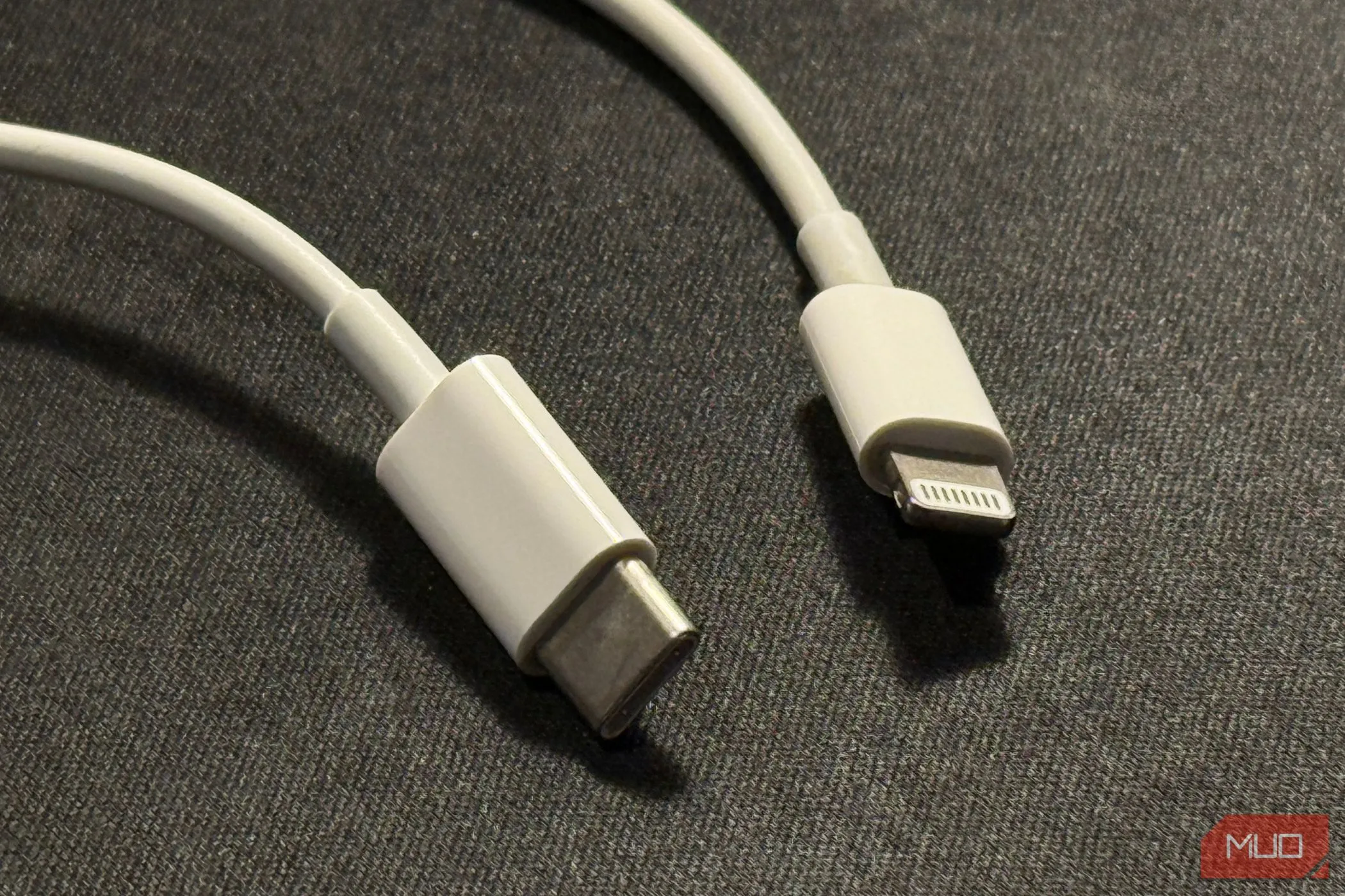 Hai đầu cáp sạc Lightning sang USB-C, giải pháp sạc nhanh cho nhiều dòng iPhone