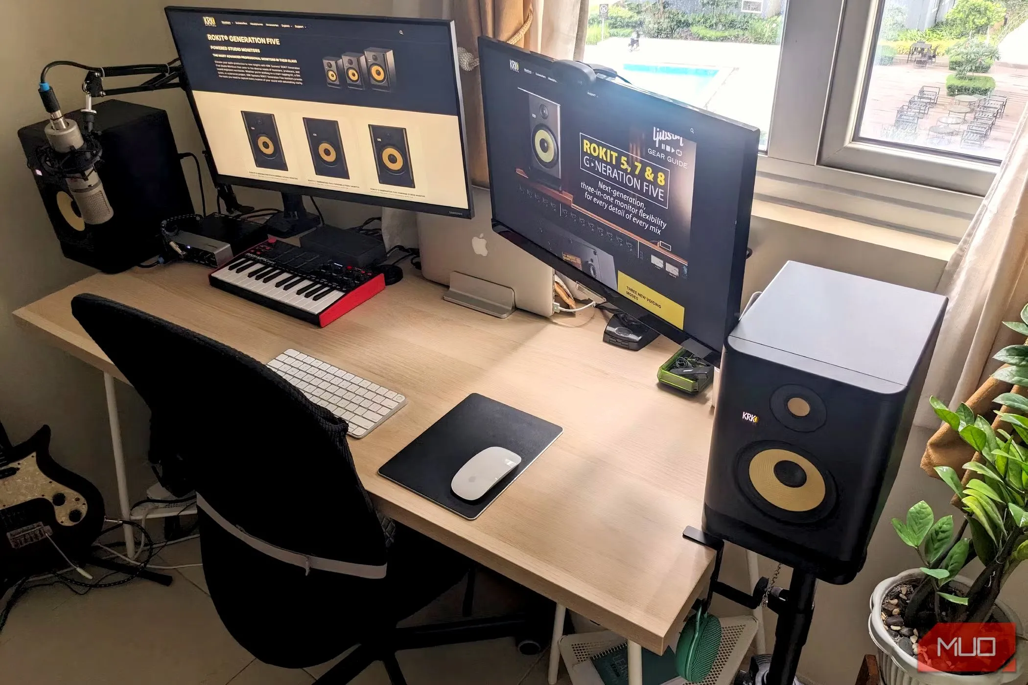 Hai loa máy tính đặt trên bàn làm việc, kết nối qua cổng USB