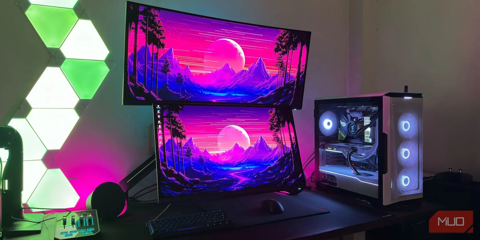 Hai màn hình OLED gắn giá VESA trên bàn làm việc, cho thấy không gian làm việc chuyên nghiệp nhưng có thể gặp hạn chế về độ sáng.