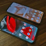 Hai mẫu điện thoại Android, Motorola Razr 2024 và Google Pixel 9 Pro, minh họa sự đa dạng của hệ sinh thái Android và tầm quan trọng của launcher mặc định trong việc đảm bảo tương thích.