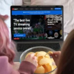 Hai người đang xem YouTube TV trên laptop, minh họa việc truy cập nội dung streaming bị giới hạn địa lý một cách dễ dàng.
