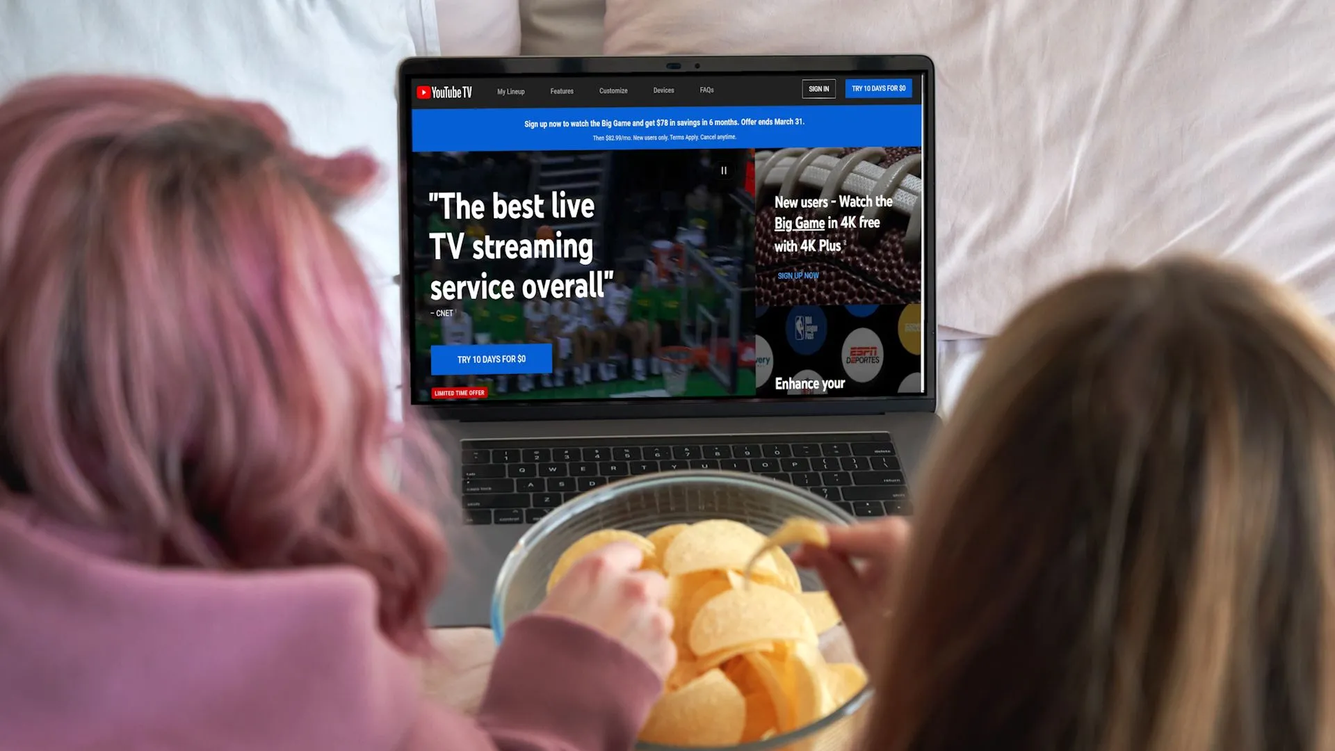 Hai người đang xem YouTube TV trên laptop, minh họa việc truy cập nội dung streaming bị giới hạn địa lý một cách dễ dàng.