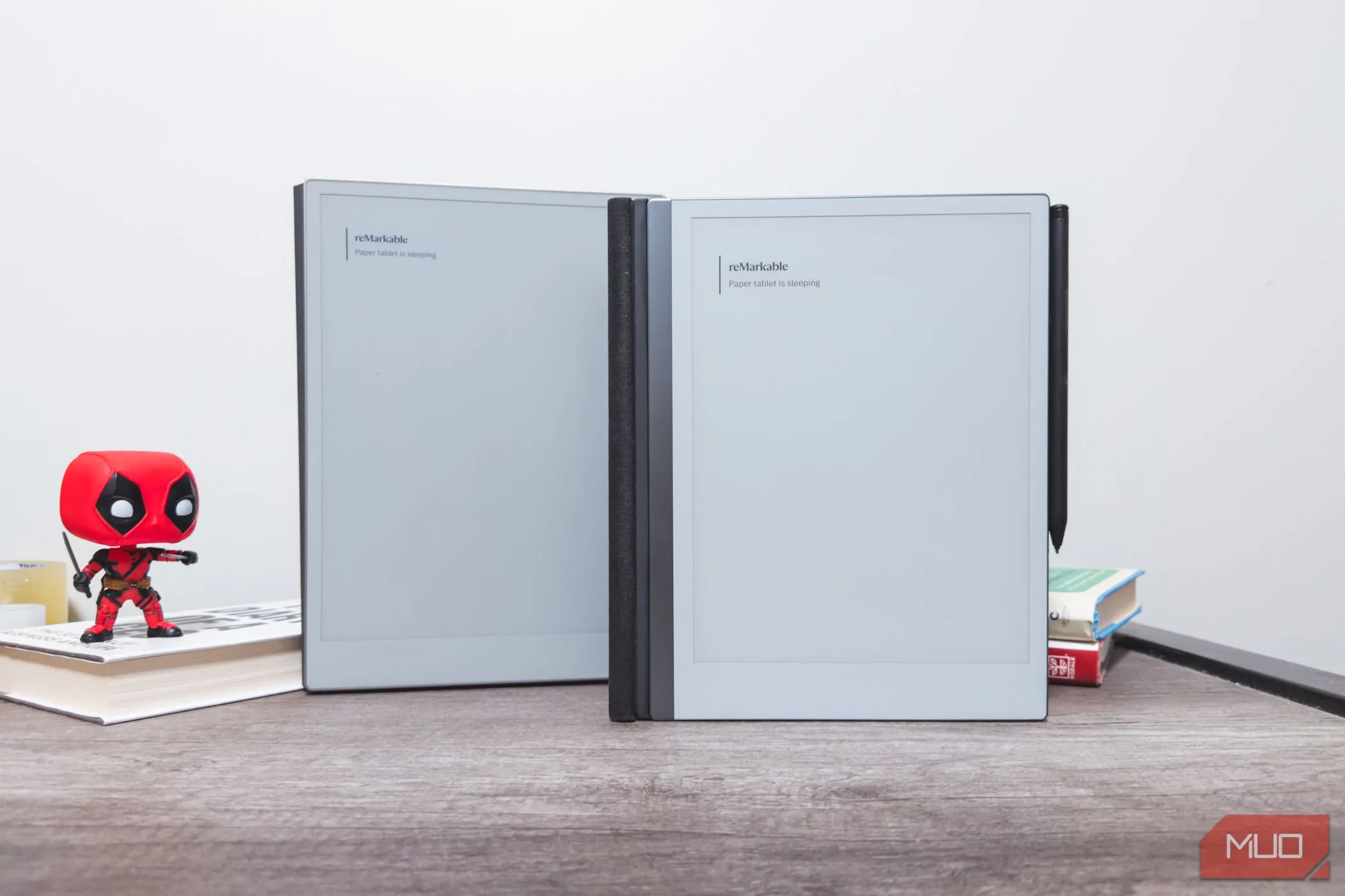 Hai thiết bị reMarkable Paper Pro và reMarkable 2 ở chế độ chờ, minh họa sự đơn giản của hệ điều hành