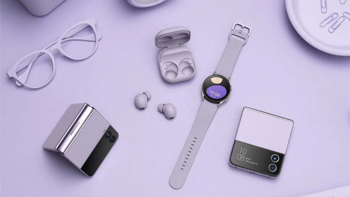 Hệ sinh thái sản phẩm Samsung bao gồm điện thoại Galaxy Z Flip4, đồng hồ Galaxy Watch5 Pro và tai nghe Galaxy Buds2 Pro, minh họa sự tích hợp liền mạch giữa các thiết bị.