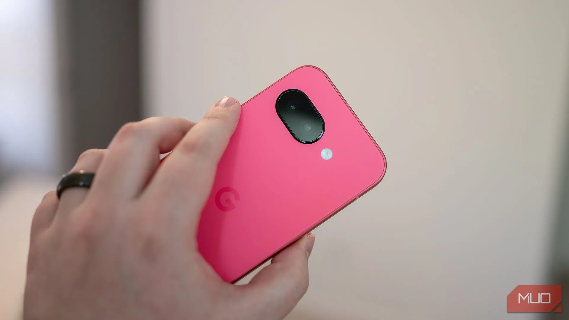 Hệ thống camera kép phía sau của Google Pixel 9a với cảm biến chính 48MP và ống kính góc siêu rộng 13MP