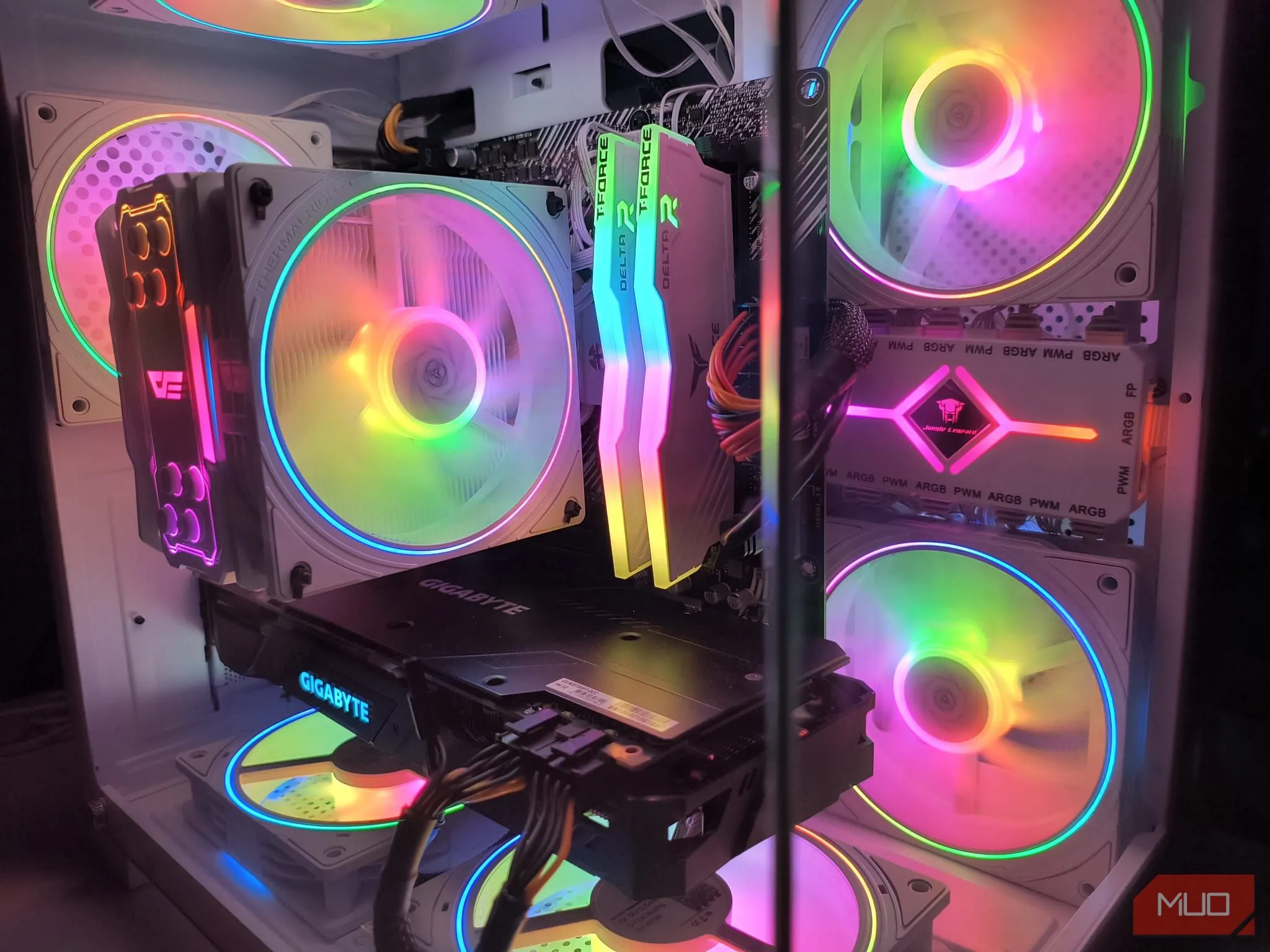 Hệ thống quạt làm mát hiệu quả bên trong PC build tùy chỉnh, đảm bảo luồng khí tối ưu