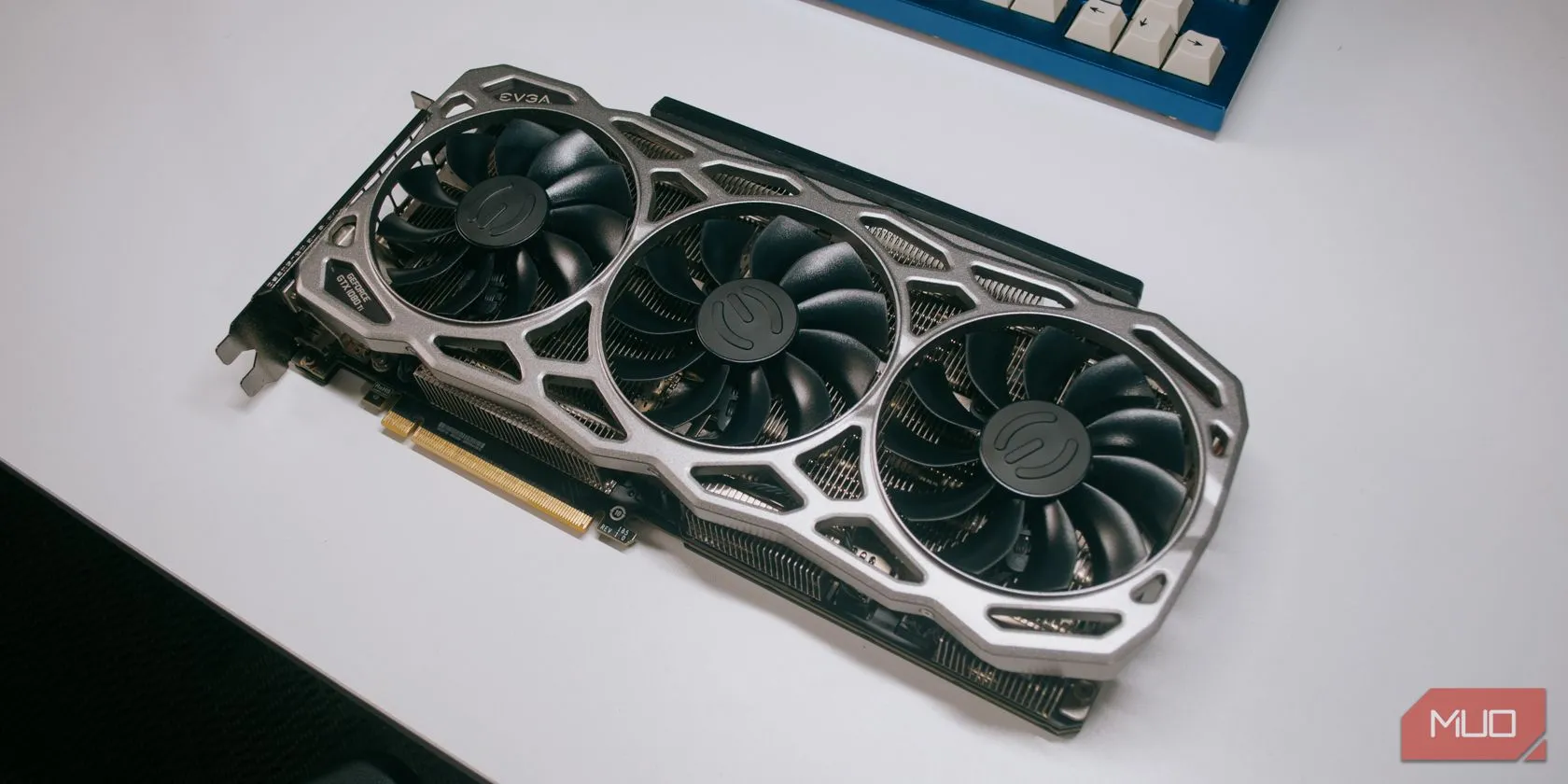 Hệ thống quạt tản nhiệt kép của một card đồ họa Nvidia GeForce GTX 1080 Ti, tượng trưng cho hiệu năng cao của GPU thế hệ trước