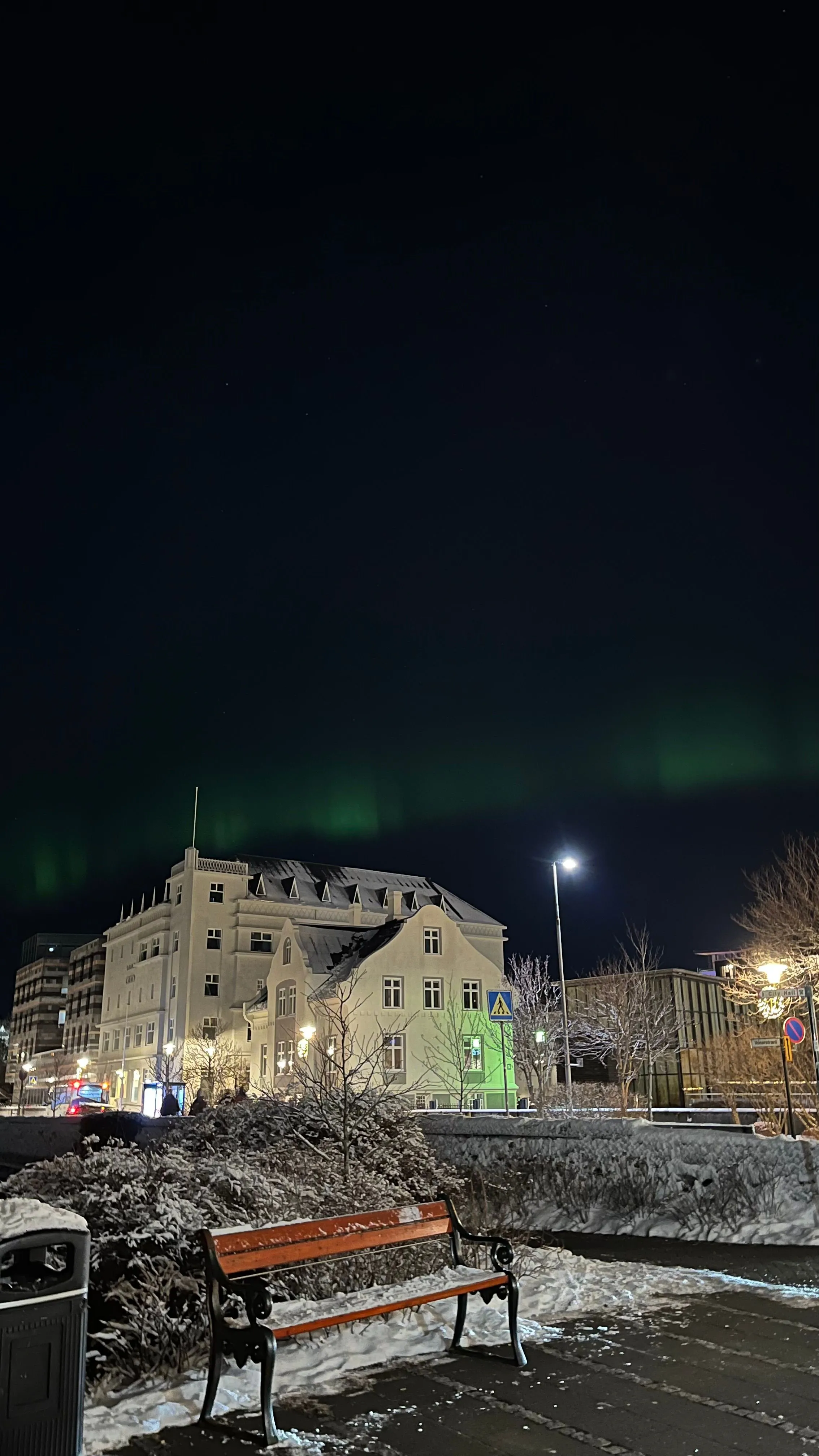 Hiện tượng cực quang (Northern Lights) rực rỡ trên bầu trời đêm, một ví dụ điển hình của ảnh chụp phơi sáng dài trong điều kiện ánh sáng yếu.