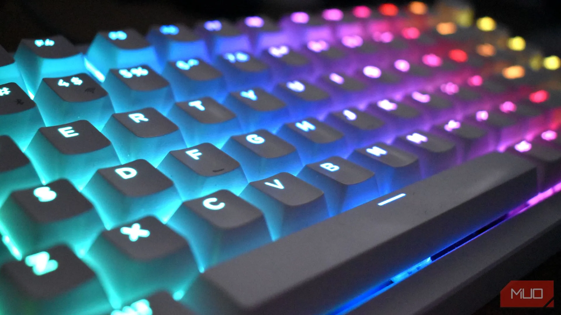 Hiệu ứng đèn RGB sống động trên từng phím của bàn phím Lemokey P1 HE, tăng cường trải nghiệm người dùng.