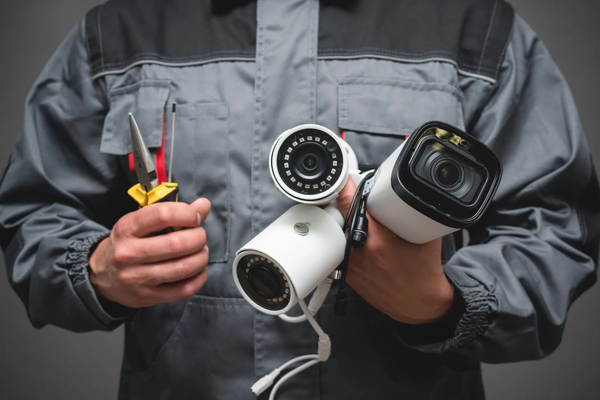 Hình ảnh ẩn dụ người cầm camera giám sát, thể hiện sự theo dõi dữ liệu của Smart TV