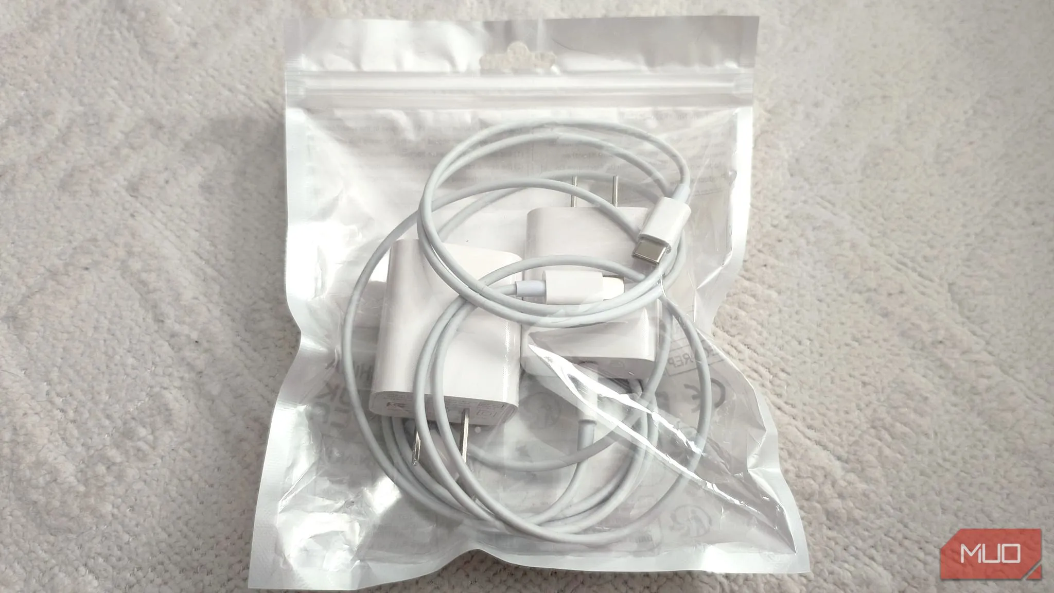 Hình ảnh bộ đôi sạc và cáp USB-C chất lượng của Shein trong bao bì nhựa trắng