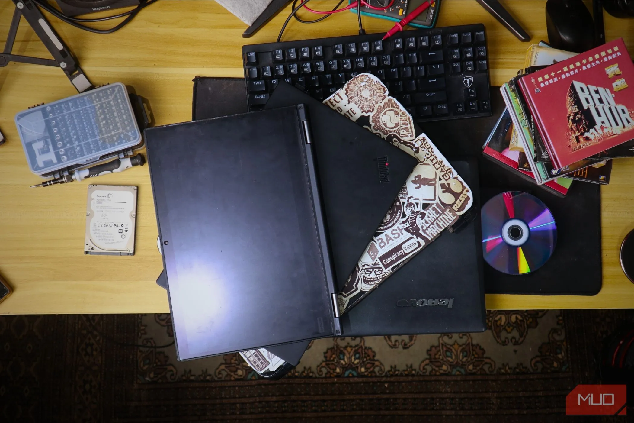 Hình ảnh các laptop cũ xếp chồng lên nhau, minh họa rằng thiết bị lỗi thời có thể là nguyên nhân khiến kết quả kiểm tra tốc độ mạng không phản ánh đúng băng thông thực tế.