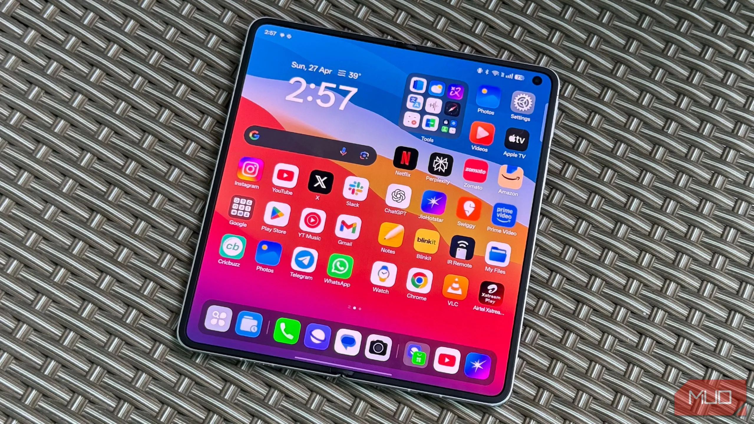 Hình ảnh cận cảnh điện thoại gập Oppo Find N5 đang được cầm trên tay, cho thấy thiết kế mỏng ấn tượng cùng cụm camera sau.