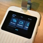 Hình ảnh cận cảnh router du lịch Acer Connect M6e 5G với màn hình hiển thị kết nối Wi-Fi