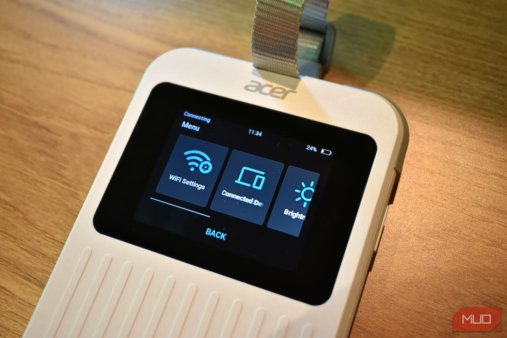 Hình ảnh cận cảnh router du lịch Acer Connect M6e 5G với màn hình hiển thị kết nối Wi-Fi