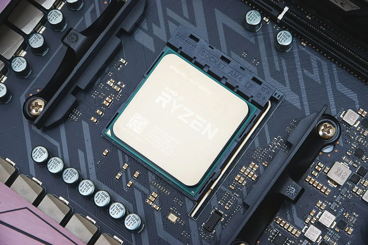 Hình ảnh chip AMD Ryzen trong socket bo mạch chủ minh họa chip thật và chip giả trên thị trường linh kiện máy tính