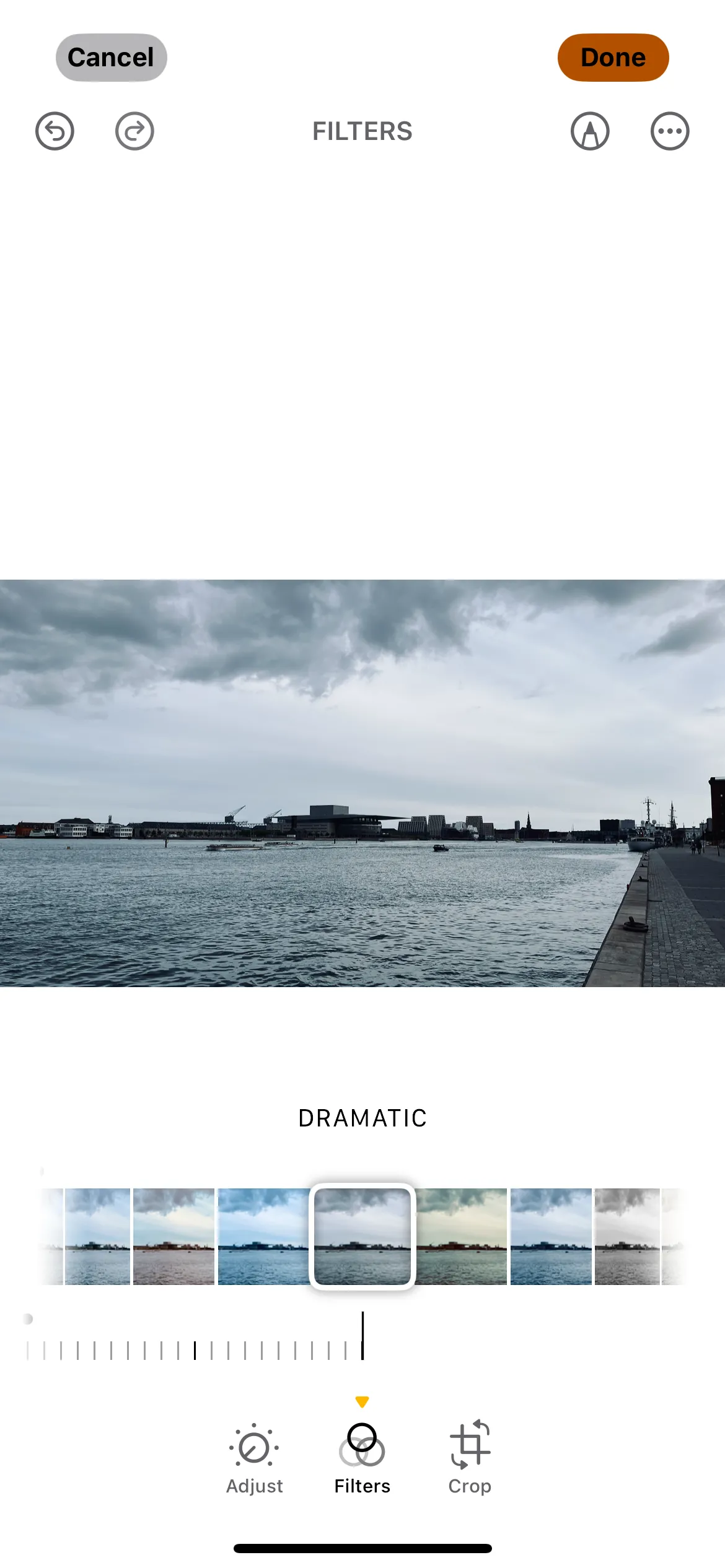 Hình ảnh điện thoại iPhone được áp dụng bộ lọc Dramatic để tăng cường cảm xúc