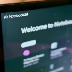 Hình ảnh giao diện NotebookLM đang hoạt động trên máy tính xách tay, thể hiện tính năng công cụ AI của Google