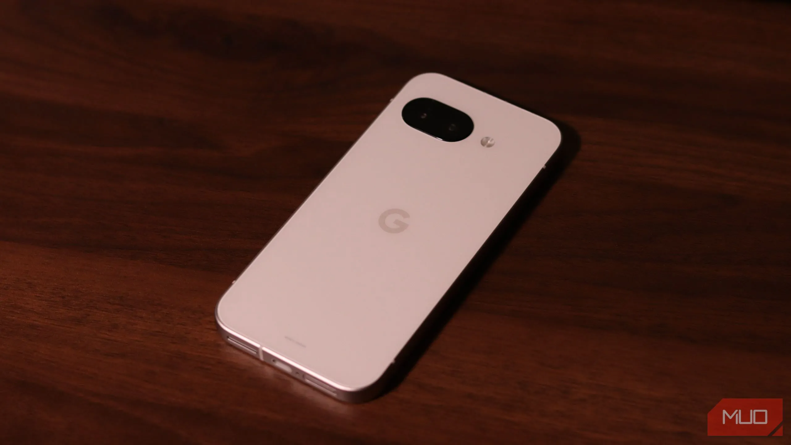 Hình ảnh mặt sau của điện thoại Google Pixel 9a đặt trên bề mặt gỗ, tượng trưng cho một thiết bị đã bị mất và dữ liệu cục bộ không thể khôi phục
