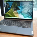 Hình ảnh mặt trước laptop Lenovo Yoga Solar PC sạc bằng năng lượng mặt trời