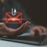Hình ảnh minh họa tin nhắn và email lừa đảo (smishing) với biểu tượng phong bì, lưỡi câu và laptop, cảnh báo về các chiêu trò lừa đảo việc làm công nghệ.