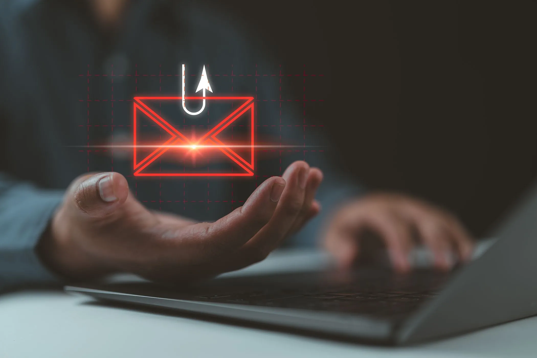 Hình ảnh minh họa tin nhắn và email lừa đảo (smishing) với biểu tượng phong bì, lưỡi câu và laptop, cảnh báo về các chiêu trò lừa đảo việc làm công nghệ.