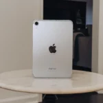 Hình ảnh một chiếc iPad mini (có thể là phiên bản trang bị chip A17 Pro) đặt theo chiều dọc trên bàn đá cẩm thạch, minh họa cho sự đa dạng nhưng cũng phức tạp trong các thế hệ sản phẩm iPad của Apple.
