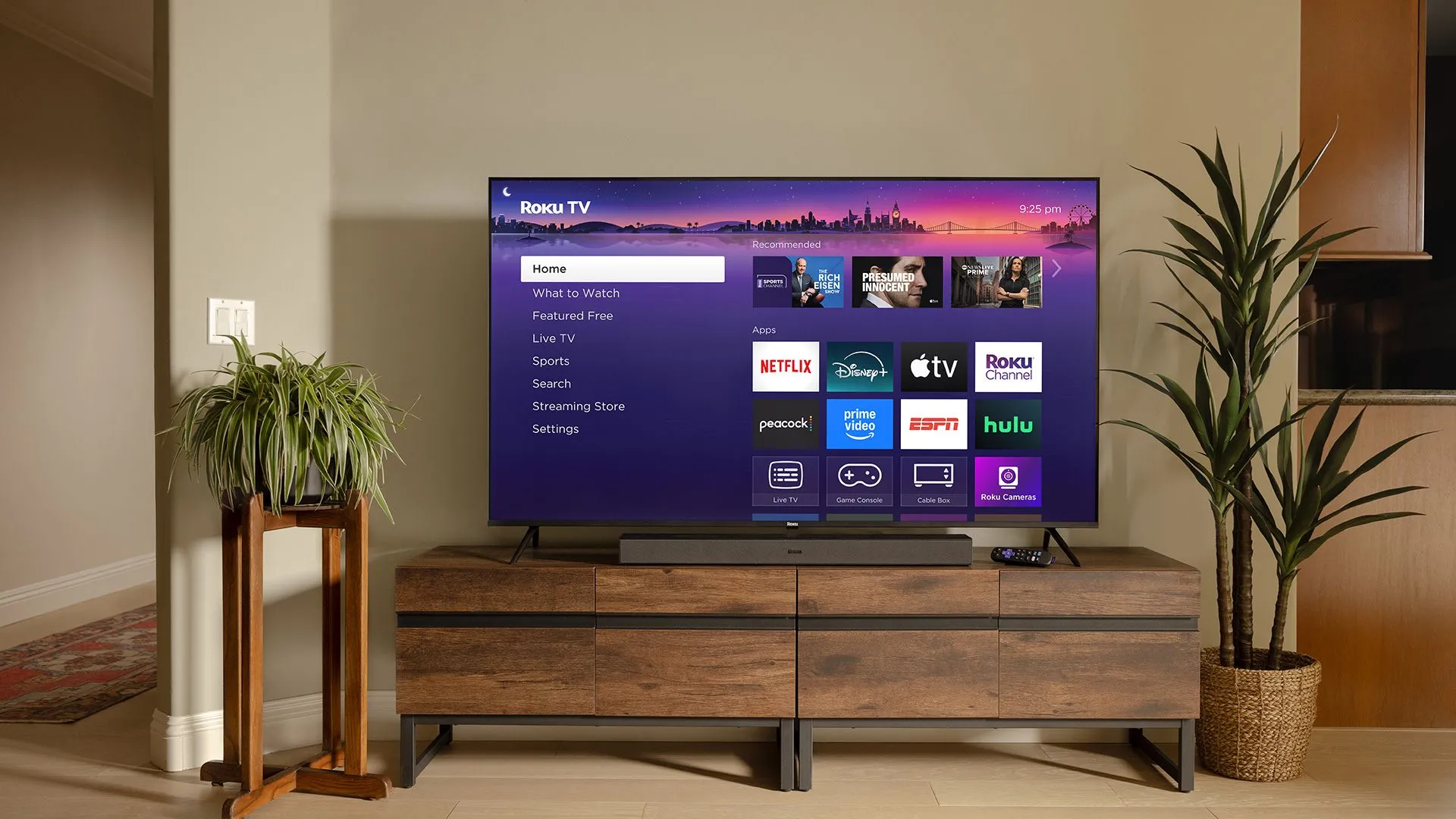 Hình ảnh một chiếc TV Roku Plus Series mới với viền mỏng và chân đế