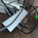 Hình ảnh một dock USB-C truyền thống với nhiều cáp nối lộn xộn