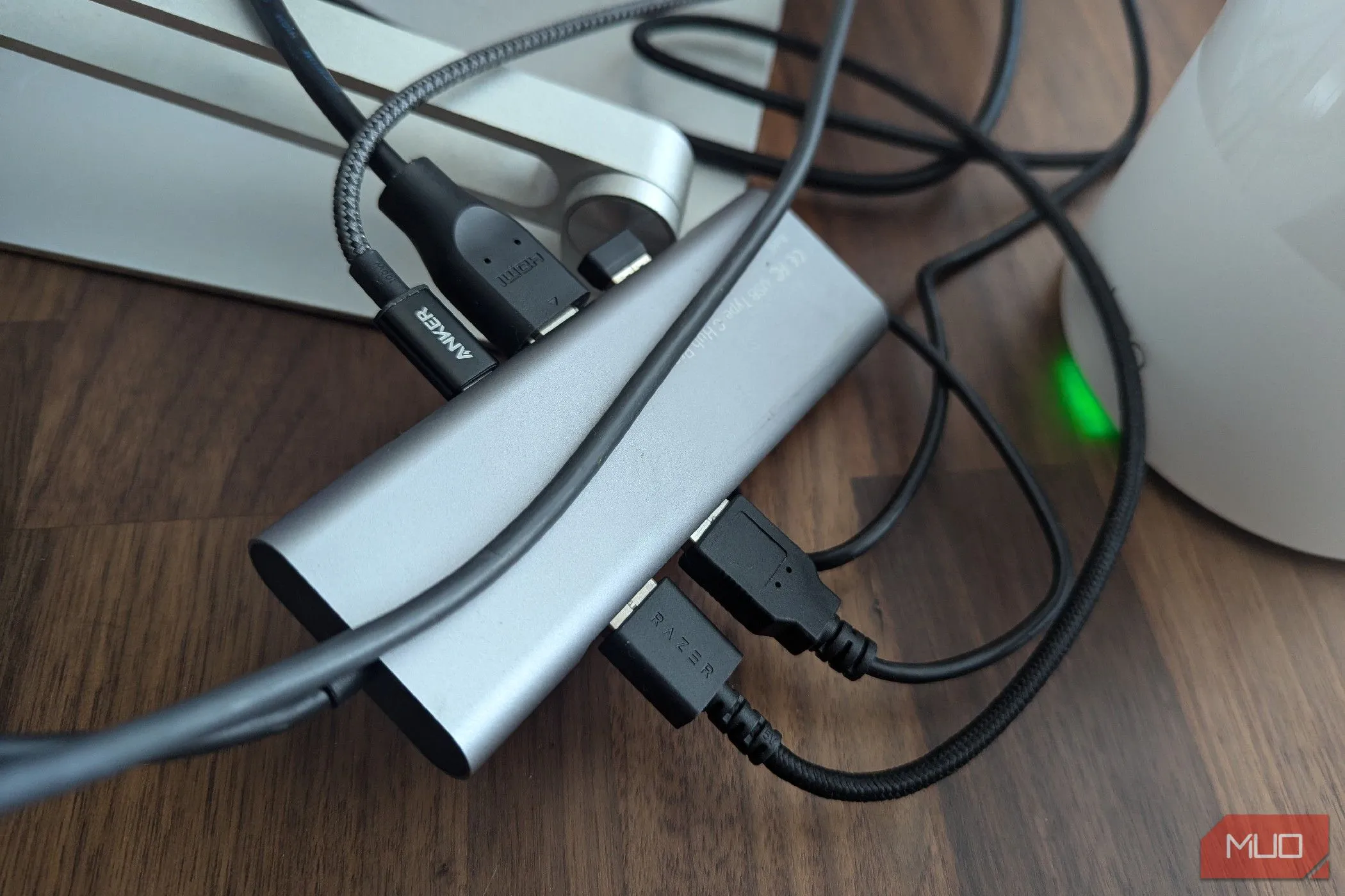Hình ảnh một dock USB-C truyền thống với nhiều cáp nối lộn xộn