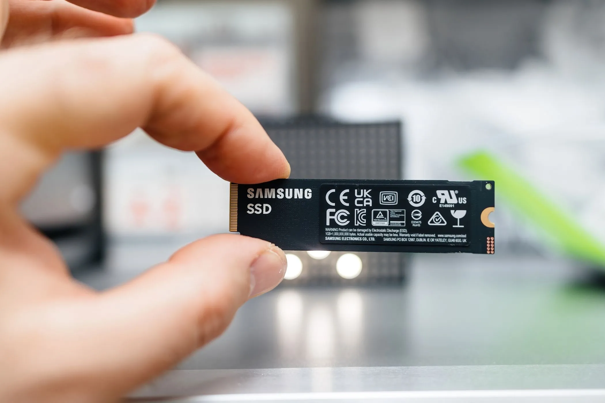 Hình ảnh một ổ cứng SSD Samsung kích thước nhỏ gọn được giữ giữa hai ngón tay, đại diện cho sự phổ biến của ổ đĩa thể rắn dung lượng cao
