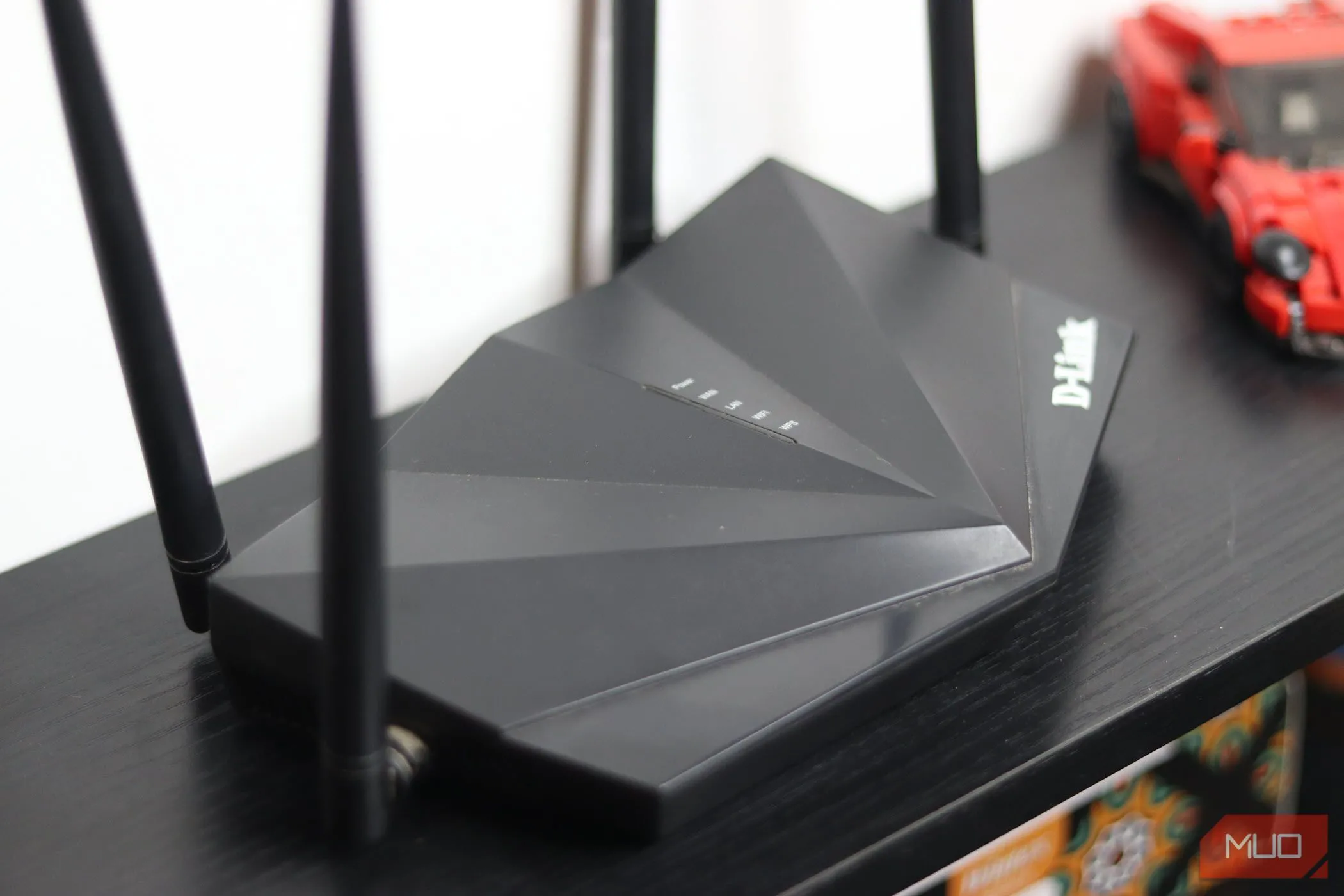 Hình ảnh một router Wi-Fi đời cũ chuẩn N300 màu trắng, gợi ý về sự cần thiết phải nâng cấp thiết bị để cải thiện tốc độ và độ ổn định của mạng Wi-Fi.