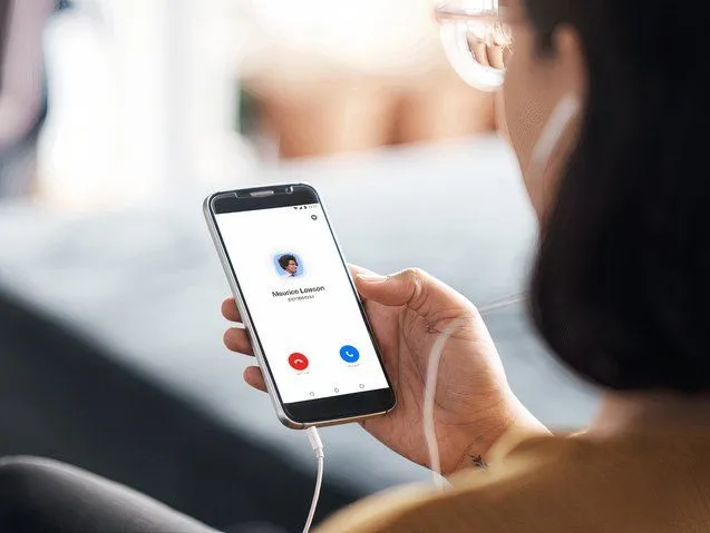 Hình ảnh người dùng sử dụng Zoom Phone trên điện thoại di động, thể hiện khả năng gọi điện và liên lạc linh hoạt mọi lúc mọi nơi cho doanh nghiệp.