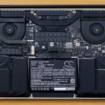 Hình ảnh pin MacBook được tháo rời bên trong, minh họa dung lượng pin hạn chế của laptop mỏng nhẹ.