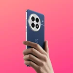 Hình ảnh render OnePlus 13 với thiết kế mới trong tay người dùng, nền hồng