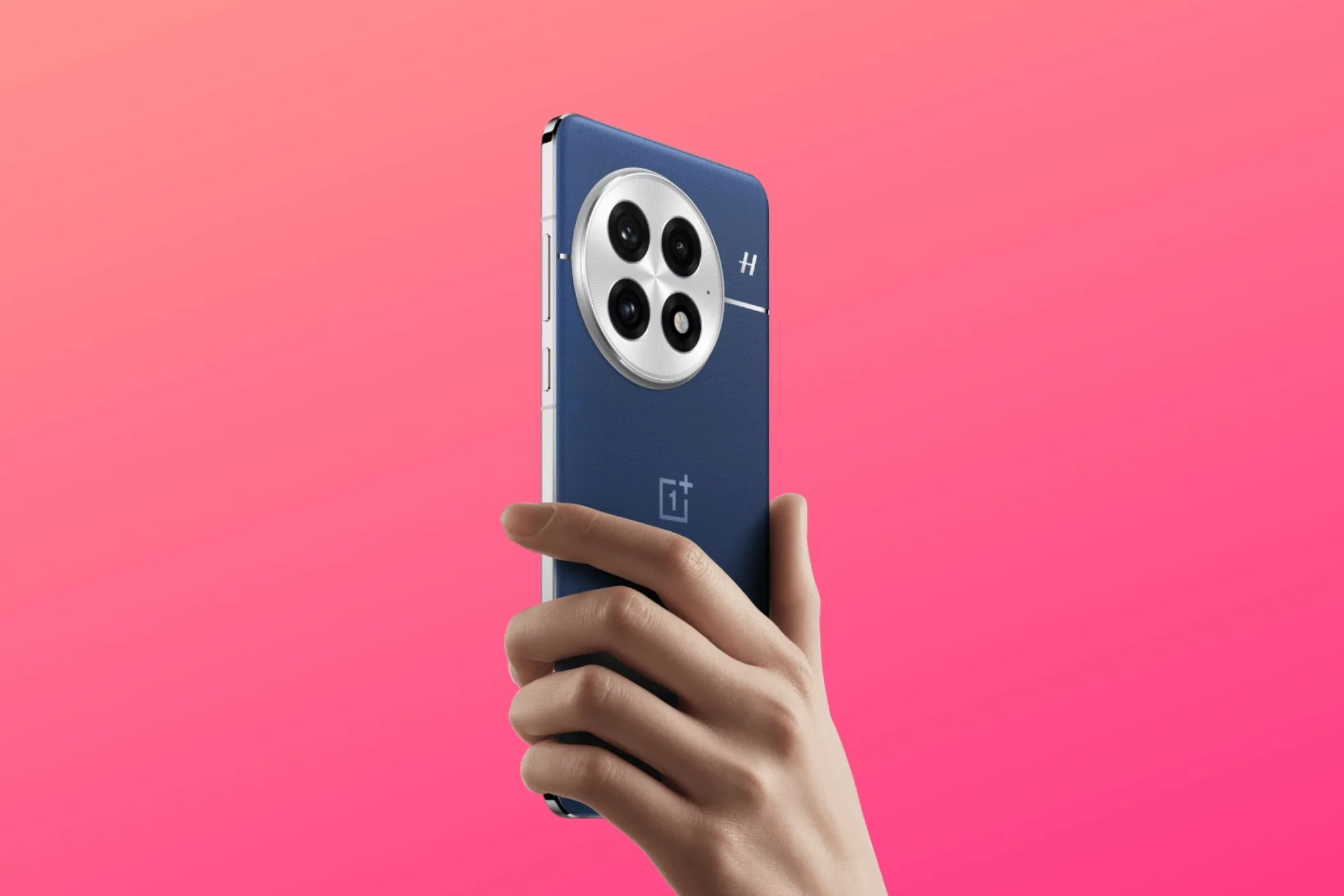 Hình ảnh render OnePlus 13 với thiết kế mới trong tay người dùng, nền hồng