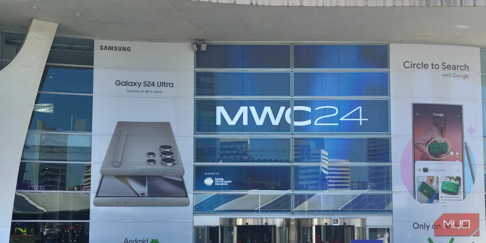 Hình ảnh sảnh vào triển lãm MWC 2024 đông đúc, thể hiện quy mô của sự kiện công nghệ di động toàn cầu.