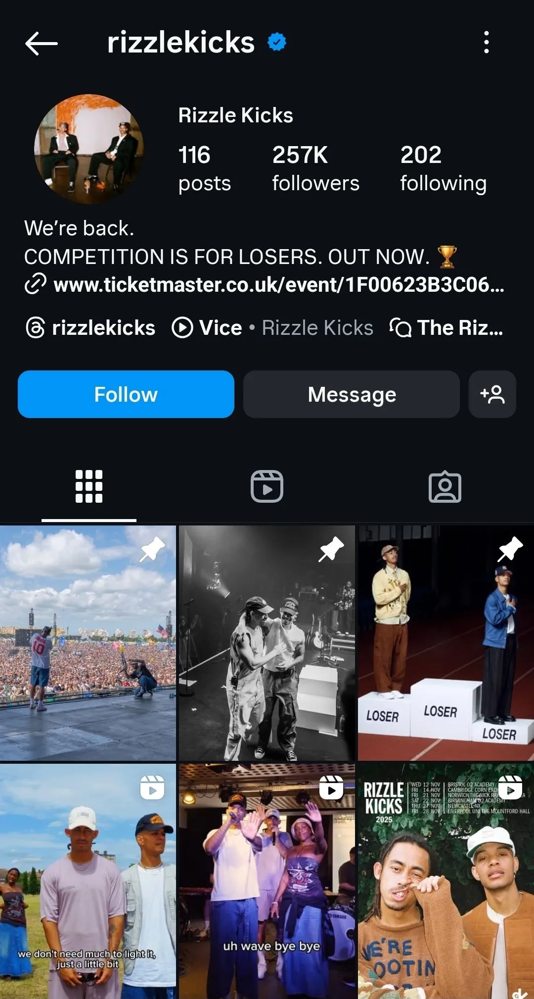 Hình ảnh trang Instagram của nhóm nhạc Rizzle Kicks, cho thấy sự tương tác với người hâm mộ.