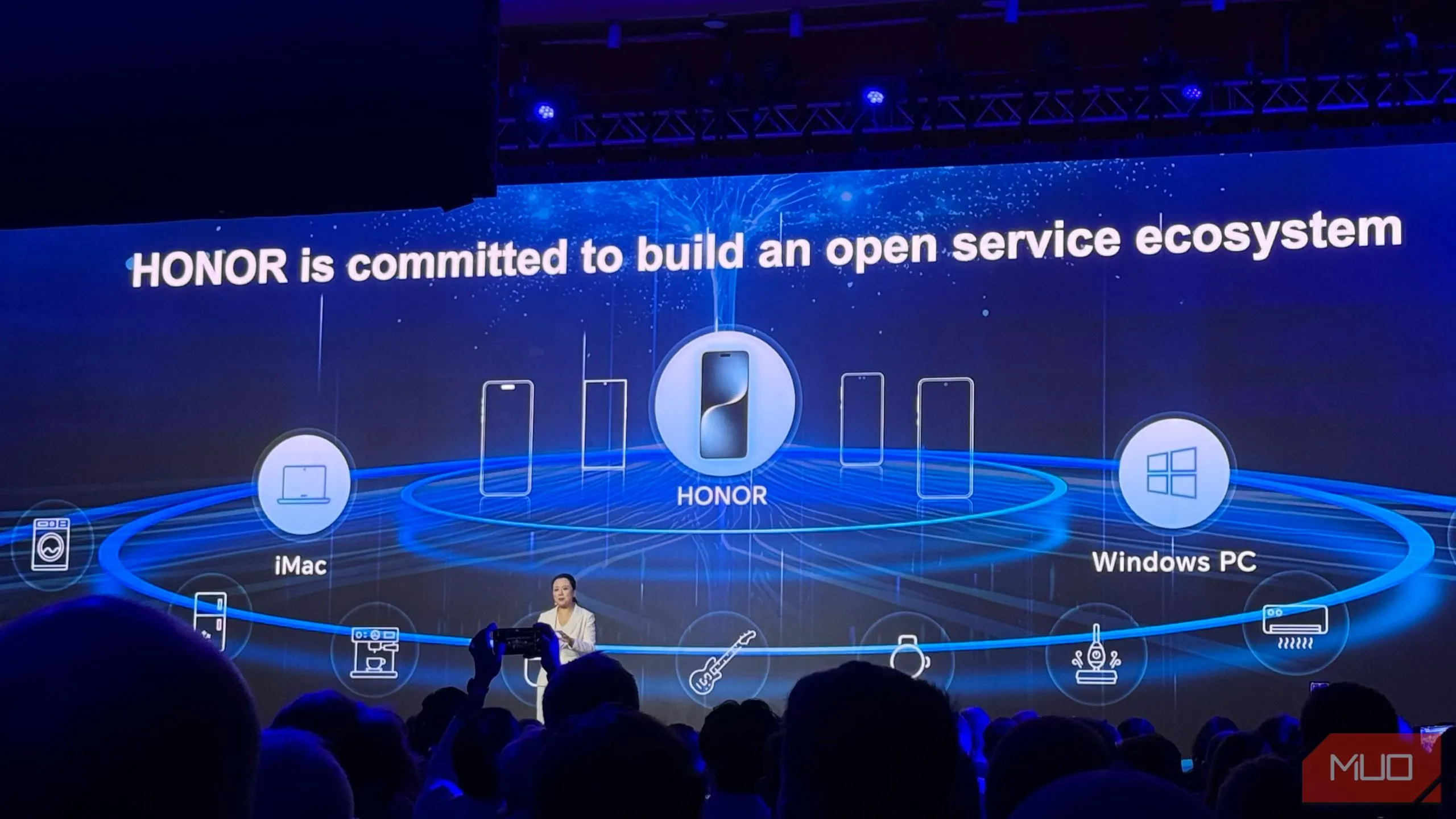 Honor trình bày về tầm nhìn hệ sinh thái dịch vụ AI mở tại MWC 2025